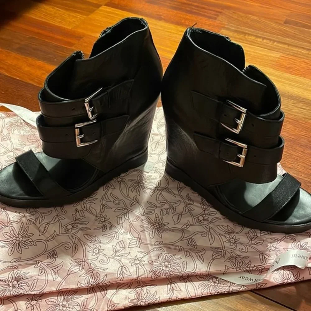Ash Women’s High-top black tip toe
